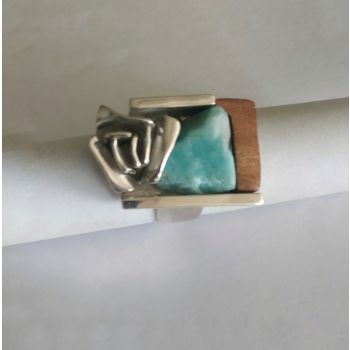 Anillo con piedra natural, detalle de plata y madera