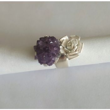 Anillo con amatista y rosa trabajada en plata