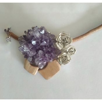 Colgante con importante amatista natural, detalle de rosas talladas en plata y piezas de madera