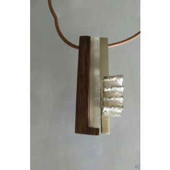 Colgante de plata, en el centro lleva una Selenite, y está rodeada de madera y de plata y con un detalle de calado