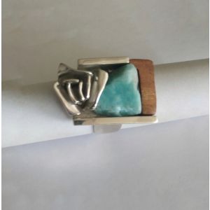 Anillo con piedra natural, detalle de plata y madera