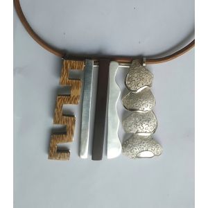 Colgante geometrico con detalle de calado y piezas de madera tallada
