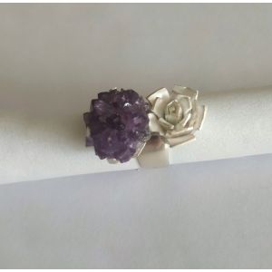 Anillo con amatista y rosa trabajada en plata