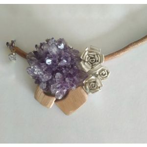 Colgante con importante amatista natural, detalle de rosas talladas en plata y piezas de madera