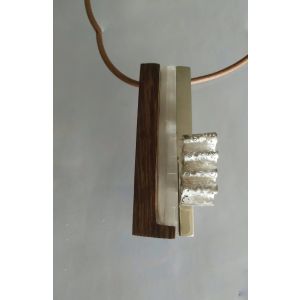 Colgante de plata, en el centro lleva una Selenite, y está rodeada de madera y de plata y con un detalle de calado